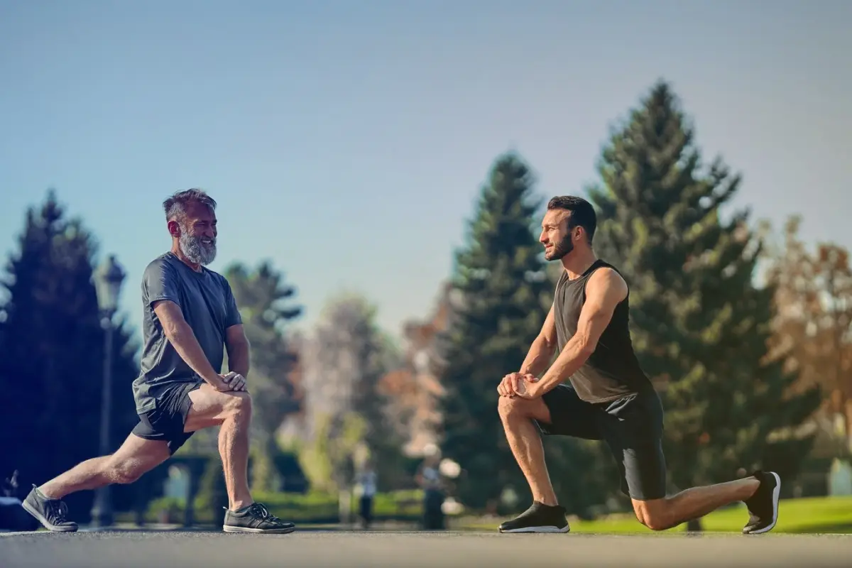 Люди занимаются спортом на улице